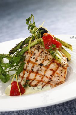 somon beyaz tabak içinde yakın çekim fotoğraf