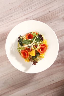 Closeup restoran salata Servis tabağına, mutfak masa arka plan yaptı.