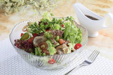 Closeup restoran salata Servis tabağına, mutfak masa arka plan yaptı.