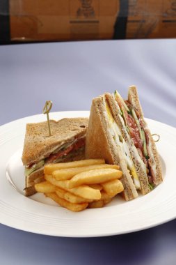 Dilimlenmiş etli sandviç tablo ile beyaz plaka closeup 