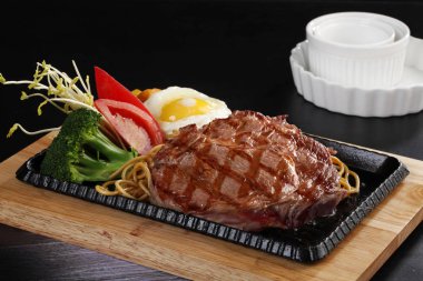 garnitür plaka yakın çekim görünümü ile sulu kızarmış et 