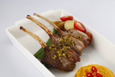 Kızarmış kuzu çanak, yakından görmek 