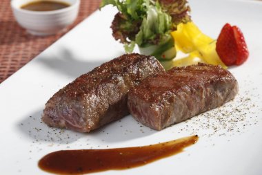 garnitür plaka yakın çekim görünümü ile sulu kızarmış et 