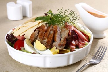 ördek göğsü salatası beyaz plaka üzerinde füme