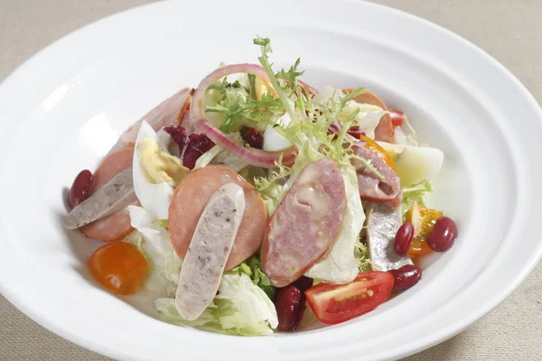 Gros Plan Restaurant Fait Salade Dans Une Assiette Servie Fond — Photo