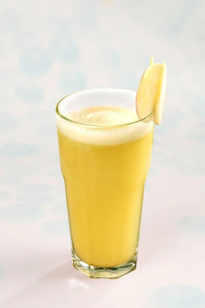 桌上有可口的果汁 健康的生活方式概念 — 图库照片