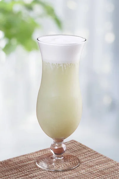 玻璃的特写与酸牛奶绿茶 — 图库照片