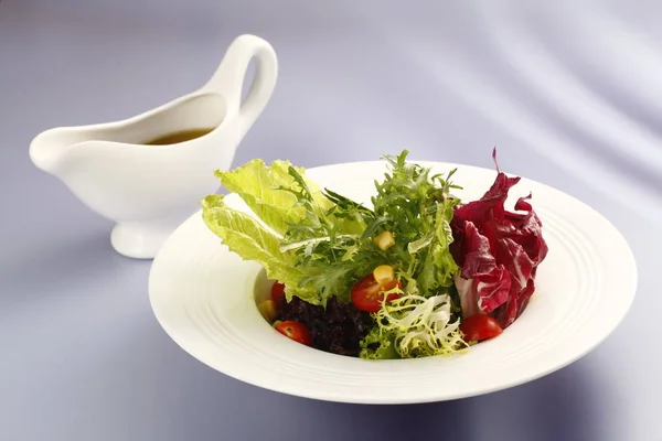 Gros Plan Restaurant Fait Salade Dans Une Assiette Servie Fond — Photo