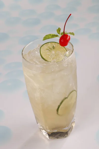 Iced Lemon Cocktail Närbild Bild — Stockfoto