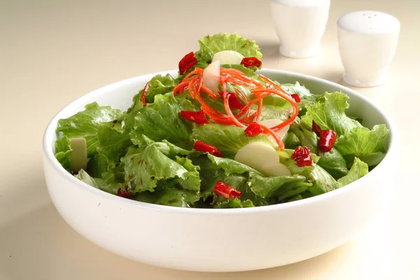 Penutup Restoran Membuat Salad Piring Yang Disajikan Latar Belakang Meja — Stok Foto