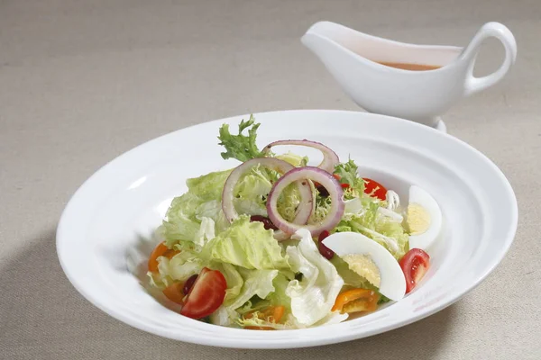 レストランのクローズ アップは 提供板 キッチン テーブル背景でサラダを作った — ストック写真