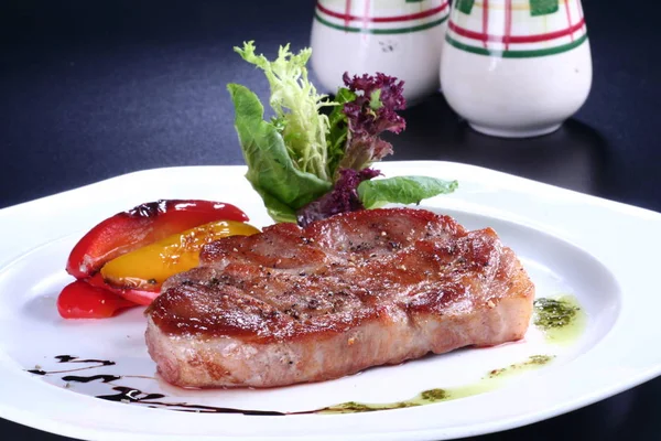 Carne Frita Suculenta Com Guarnição Vista Close Prato — Fotografia de Stock