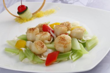 Tarak ve kereviz tablodaki beyaz tabak