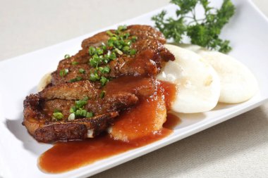 Pişmiş domuz pirzolası beyaz tabakta closeup 