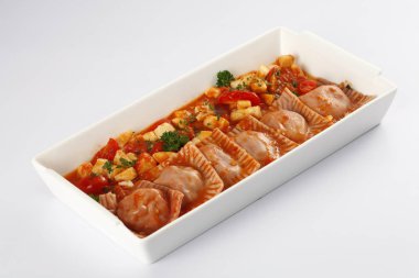 Lezzetli mantı bölümüyle closeup plaka. Geleneksel İtalyan yemekleri