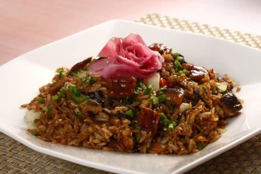 Mutfak masasının üzerinde kızarmış pilav kısmı. Geleneksel Çin yemeği