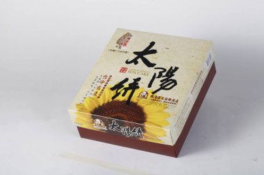 Hediye-kutusu beyaz arka plan üzerinde izole pasta ile closeup 