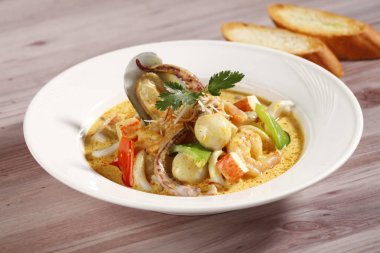 Köri deniz ürünleri masada beyaz tabak closeup 