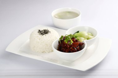 Sığır eti güveç, atış restoran mutfağı ile kase closeup