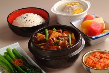 Sığır eti güveç, atış restoran mutfağı ile kase closeup