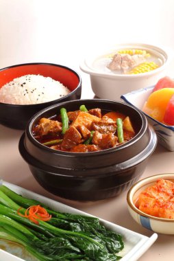 Sığır eti güveç, atış restoran mutfağı ile kase closeup