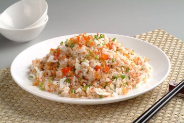 Mutfak masasının üzerinde kızarmış pilav kısmı. Geleneksel Çin yemeği