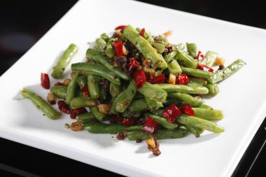 Tay tarzında kızarmış yeşil fasulye, yakından görmek 