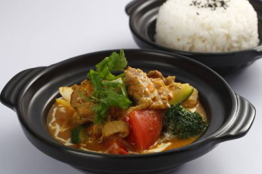 Köri soslu pişmiş sığır etli plaka closeup