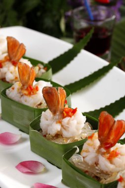 Plaka closeup bölümüyle masada karides salatası