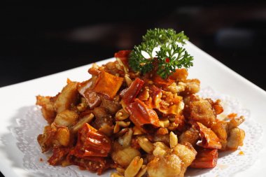 Baharatlı tavuk eti kase masada closeup