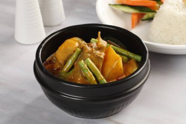 Köri soslu pişmiş sığır etli plaka closeup