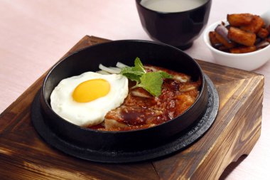 Barbekü tavuk pilav, yakından görmek üzerinde