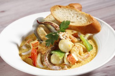 Köri deniz ürünleri masada beyaz tabak closeup 