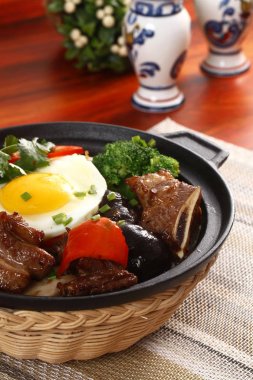 Dana kısa kaburga üzerinde pirinç, yakından görmek