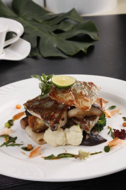 Plaka ile hazırlanmış balık fileto masada closeup 
