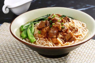 Sığır eti ile kase closeup şehriye çorbası masada