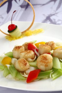 Tarak ve kereviz tablodaki beyaz tabak