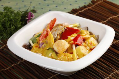 Köri deniz ürünleri masada beyaz tabak closeup 