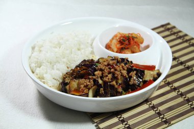 Patlıcan ile domuz eti yemek, yakından görmek