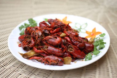 Restoran plaka closeup kızarmış karides bölümüyle 