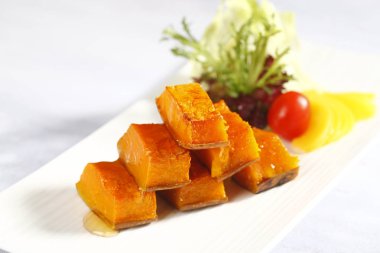 Beyaz plaka üzerinde kabak tatlısı closeup. Geleneksel Çin yemeği