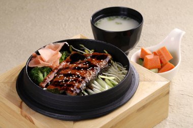 Mutfak masasının üzerinde kızarmış pilav kısmı. Geleneksel Çin yemeği