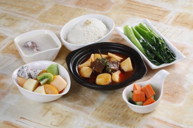 Sığır eti güveç, atış restoran mutfağı ile kase closeup