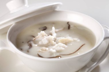 Geleneksel Çince çorba mutfak masasında closeup