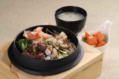 Deniz ürünleri üzerine pirinç kase, yakından görmek 