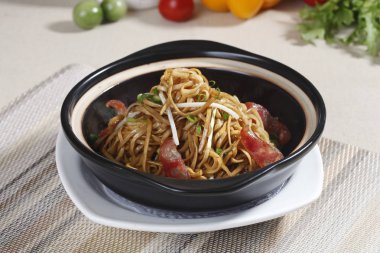 sosis kızarmış şehriye, yakından görmek 