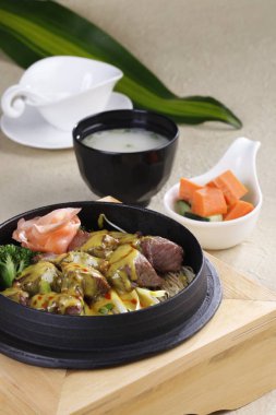 pirinç kase, yakından görmek içinde sığır eti 