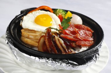 Barbekü domuz eti kase haşlanmış pirinç tablo içinde