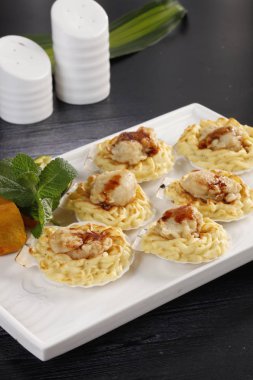 Tablo üzerinde pişmiş tarak ile plaka closeup