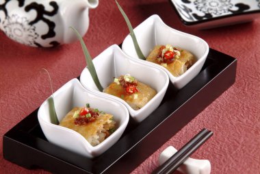 Restoran kek closeup sokup kırmızı arka plan üzerinde ayarlayın.